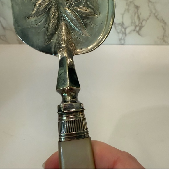 Antique elegant crumb catcher silver with mother of pearl handle - Picture 6 of 13